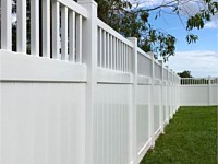 <b>White vinyl closed spindle top privacy fence</b>